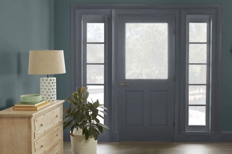 Hodnik u umirujućim plavim tonovima sa prirodnim svetlom