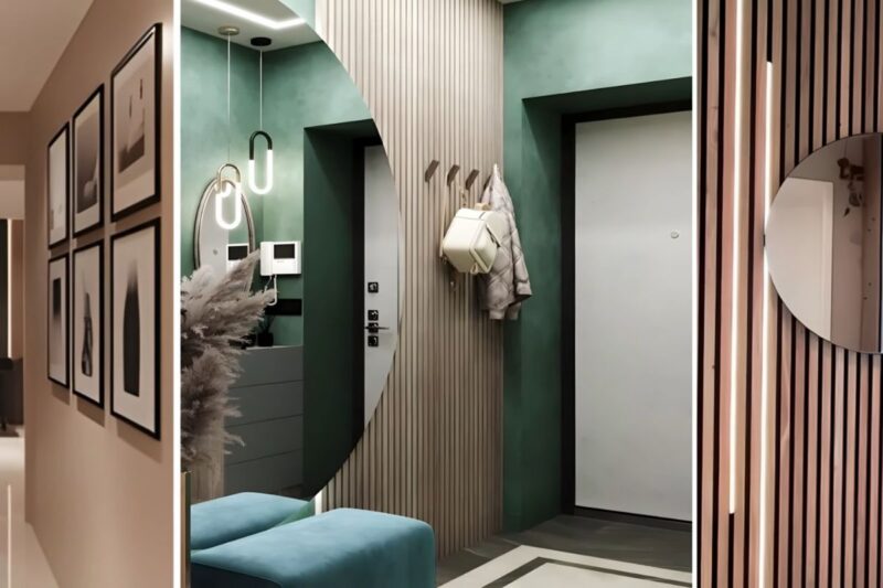 Moderan hodnik sa klupom ogledalom i zidnim kukama za odlaganje